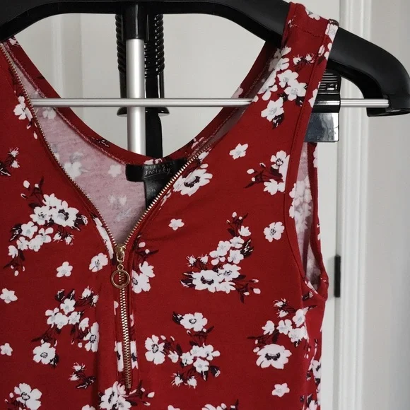 Red tanktop - Picture 7 of 11